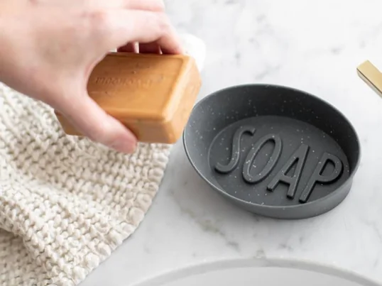 Avec sa déclaration SOAP, le porte-savon décoratif Soap appelle une barre de savon parfumée. Fabriqué à partir de plastique recyclé, le plat de Koziol est non seulement décoratif, mais aussi respectueux de l'environnement.