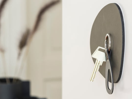 La base peut être facilement fixée au mur dans le couloir ou à l'endroit désiré et, grâce à sa forme organique, elle constitue un élément décoratif même sans clé.