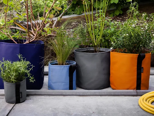 Pot Sac de plantes de Bacsac dans la vue d'ambiance. Avec le Pot Les sacs de plantes de Bacsac permettent de concevoir le balcon urbain de manière élégante et naturelle.
