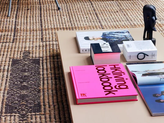 Le site Lookbook Limited Edition '22 de la maison HKliving nous emmène dans des lieux particuliers et nous offre un aperçu des coulisses de la création des collections HKliving .