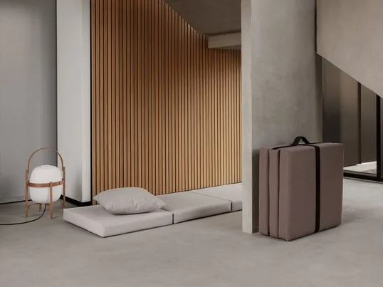 Le matelas valise Handy de la marque de design danoise Softline est pratique, décoratif, fonctionnel, facile à ranger et à déplier. Il se compose d'un matelas pliable en trois parties qui peut être déplié pour devenir un matelas de couchage - comme lit d'appoint ou comme support de jeu pour les enfants.