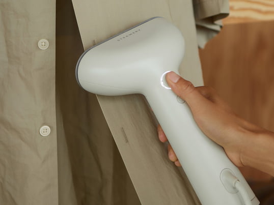 Ce fer à vapeur transforme les vêtements froissés en vêtements lisses sans plis. La vapeur du Cirrus réduit les odeurs désagréables et tue efficacement les bactéries, ce qui en fait une alternative idéale au lavage classique en machine.