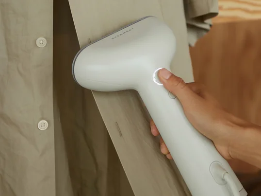Ce fer à vapeur transforme les vêtements froissés en vêtements lisses sans plis. La vapeur du Cirrus réduit les odeurs désagréables et tue efficacement les bactéries, ce qui en fait une alternative idéale au lavage classique en machine.