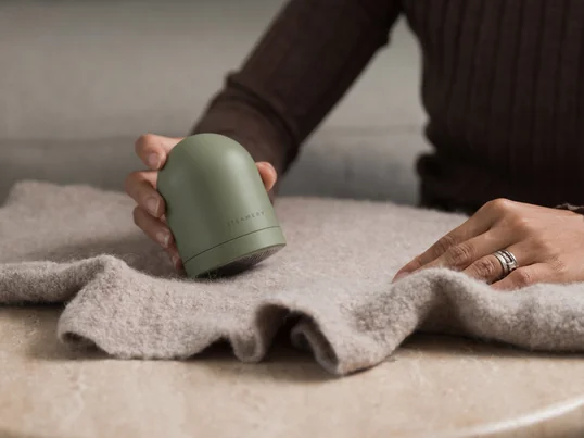 Le rasoir anti-peluche Pilo 2 de la maison Steamery offre un équilibre parfait entre fonctionnalité et esthétique. Le rasoir anti-peluche est doux pour les textiles, mais suffisamment efficace pour éliminer les peluches et les nœuds.