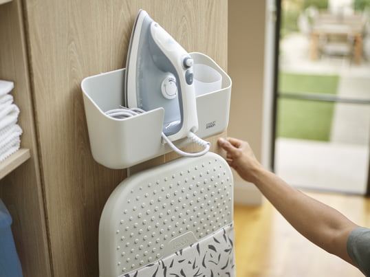 Le Joseph Joseph IronHub est la solution ultime pour mettre de l'ordre dans la zone de repassage. Ce support de fer à repasser innovant combine fonctionnalité et design élégant et offre un rangement pratique pour le fer à repasser et les accessoires.