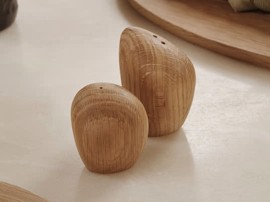 ferm Living - Salière et poivrière Cairn, chêne (lot de 2)