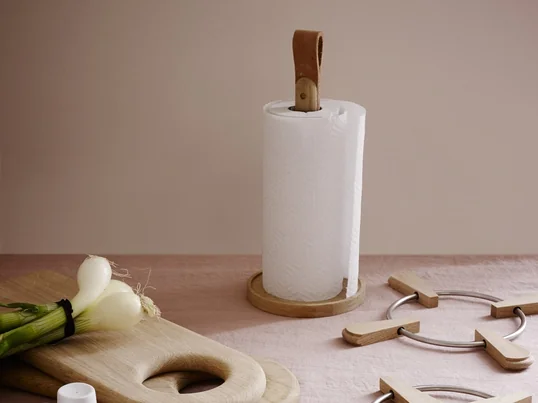 La planche à découper Soft Board et le Norr Le porte-rouleau de cuisine de Skagerak est en bois issu de l'agriculture durable et est un accessoire de cuisine pratique et charmant.