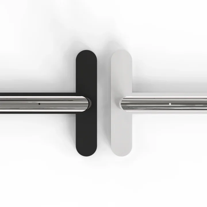 Le porte-vêtements Bukto en blanc ou noir avec acier inoxydable poli