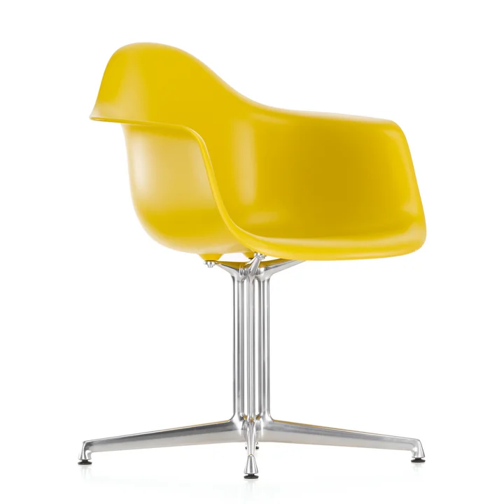 Eames Plastic Armchair DAL de Vitra en jaune avec patins en feutre
