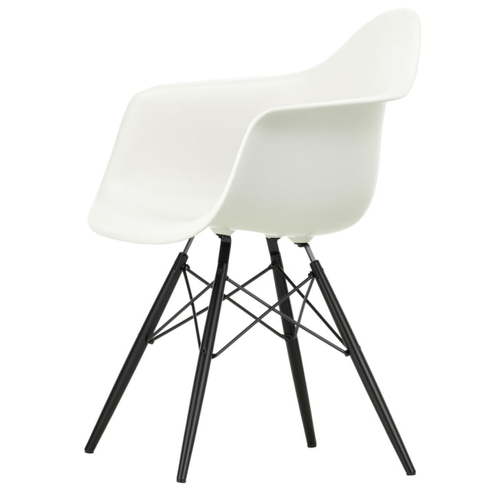 Eames Plastic Armchair DAW (H 43 cm) de Vitra en érable noir / blanc