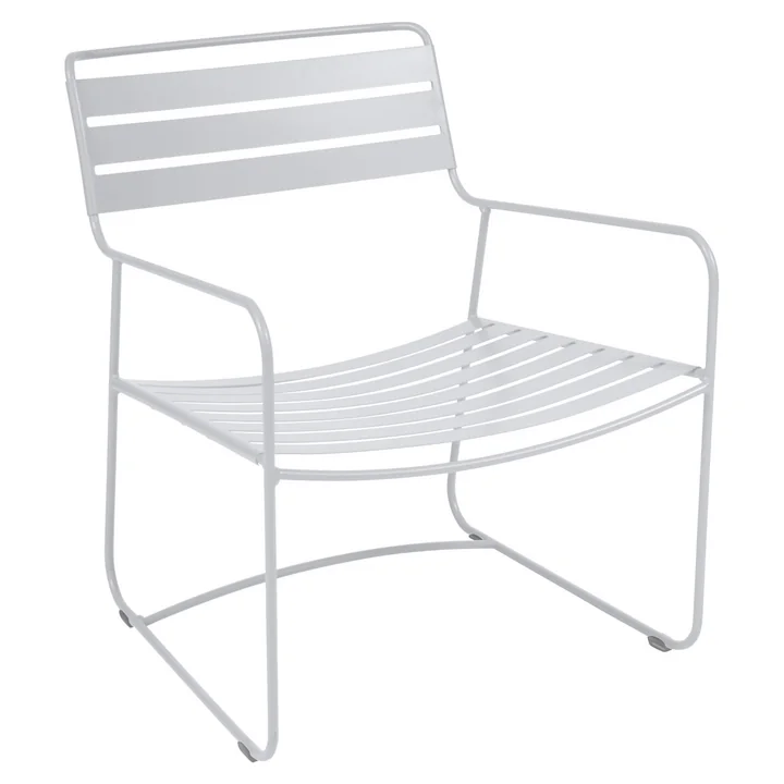 Le fauteuil Surprising Lounge par Fermob en coloris blanc coton
