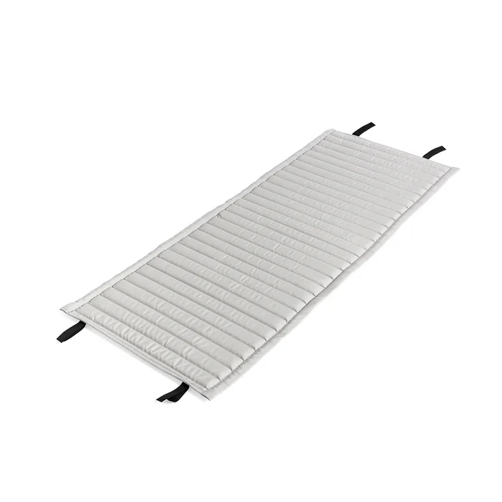 Palissade Quilted Cushion pour Lounge Chair High de HAY en gris ciel