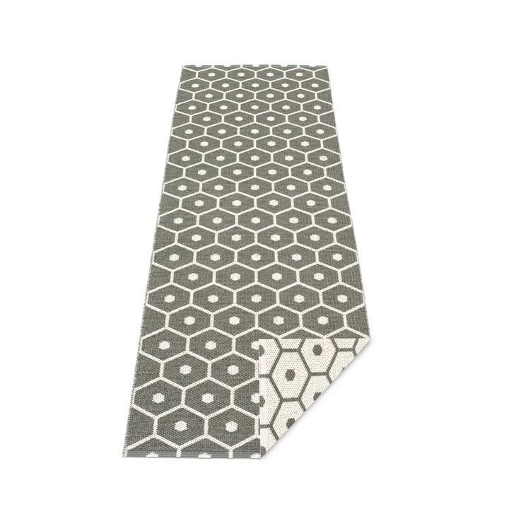 Tapis réversible Honey 70 x 225 cm de Pappelina en charcoal/vanilla