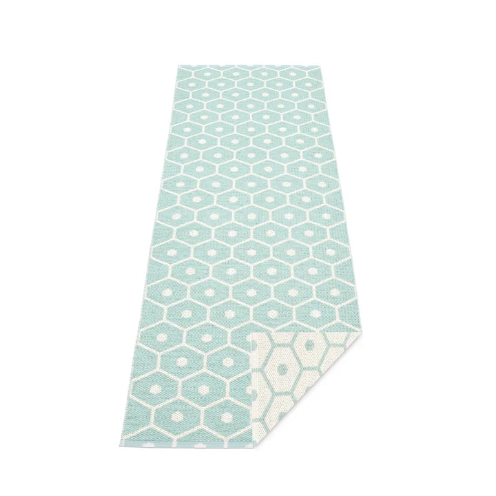 Tapis réversible Honey 70 x 225 cm de Pappelina en pale turquois/vanilla