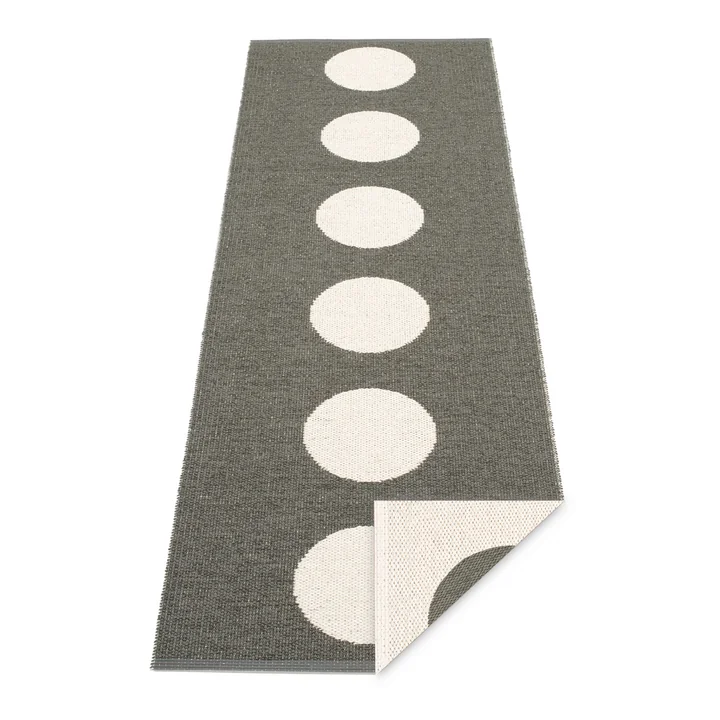 Vera Tapis réversible de 70 x 225 cm de Pappelina en Charbon / Vanille