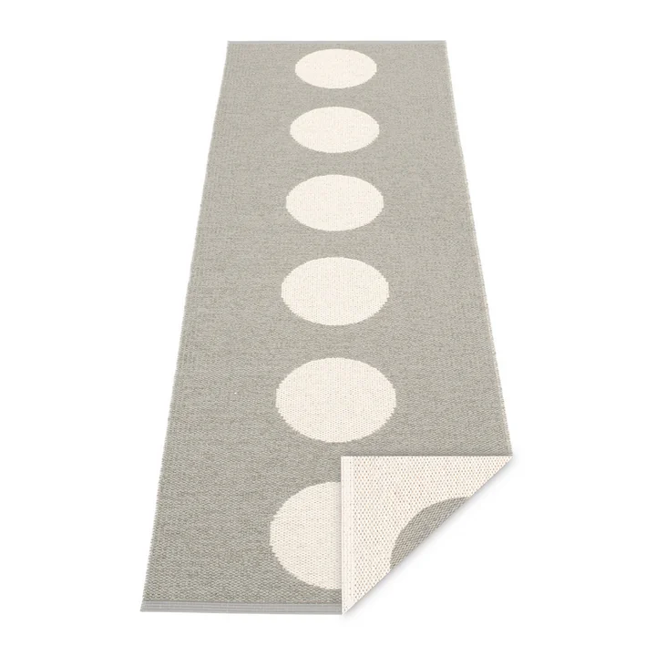 Vera Tapis réversible de 70 x 225 cm de Pappelina en gris chaud / vanille