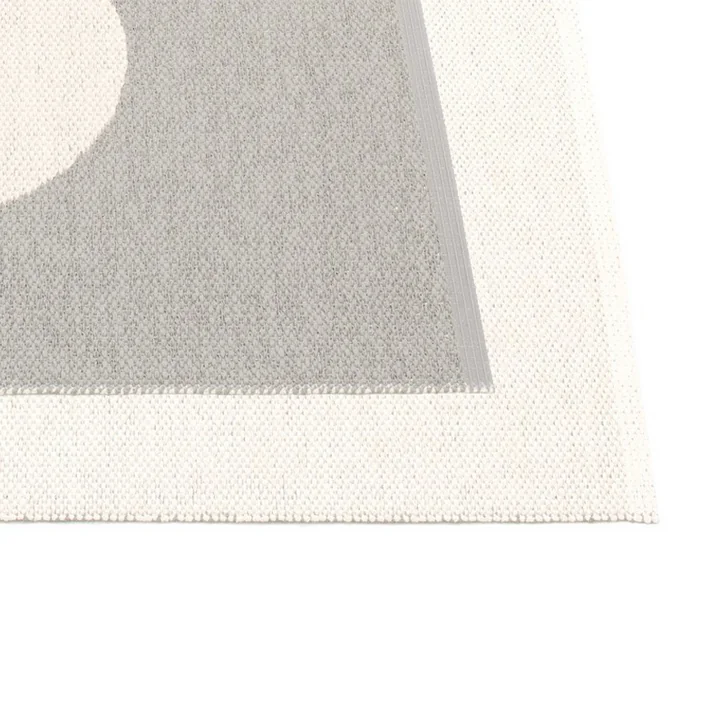 Vera Tapisserie de Pappelina dans Warmgrey / Vanilla