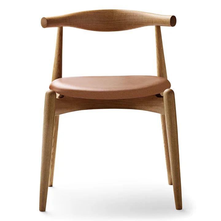 La CH20 Elbow Chair de Carl Hansen, chêne huilé / cuir Sif 95