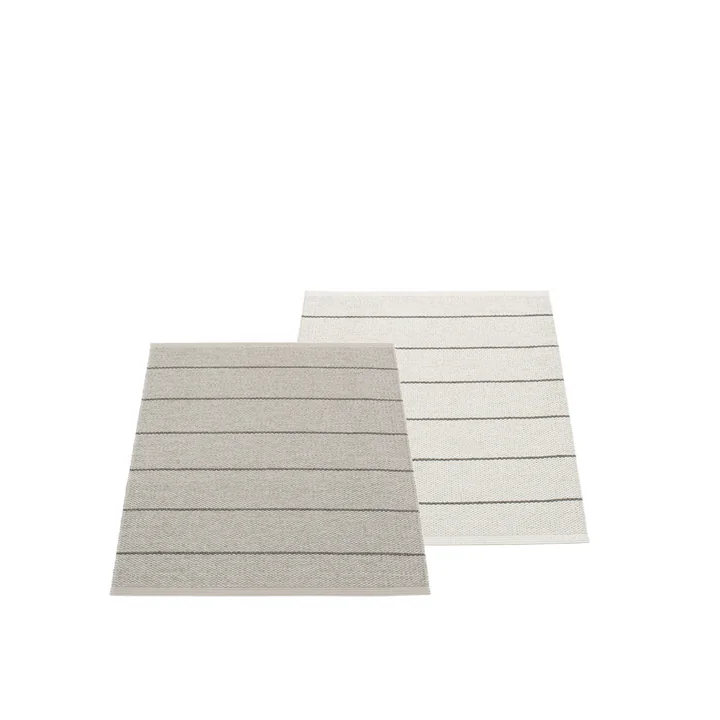Carl tapis réversible 70 x 90 cm de Pappelina en gris chaud / gris fossile