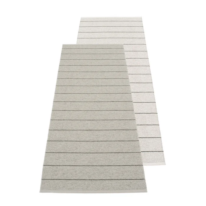 Carl tapis réversible 70 x 180 cm de Pappelina en gris chaud / gris fossile