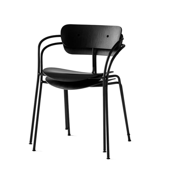 La chaise avec accoudoirs Pavilion par & Tradition avec un cadre noir / chêne laqué noir