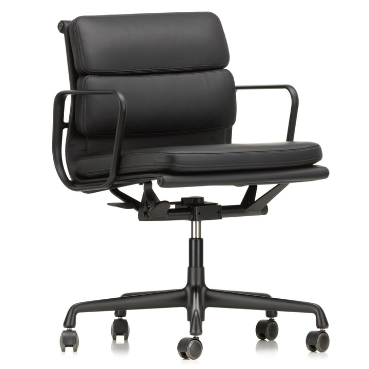 EA 217 Soft Pad chaise de bureau revêtue noir profond avec accoudoirs, pivotant de Vitra en cuir Premium nero (roulettes pour sols durs)