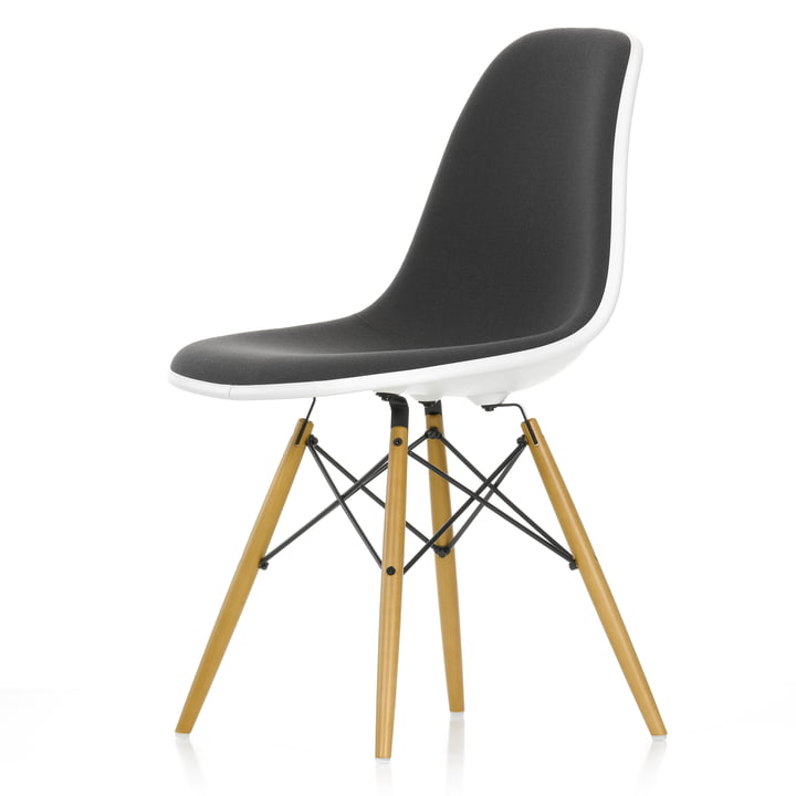 Chaise d'appoint en plastique Eames DSW (H 43 cm) par Vitra en érable jaunâtre / blanc, rembourrage complet Hopsak gris foncé (05), feutre planeur blanc
