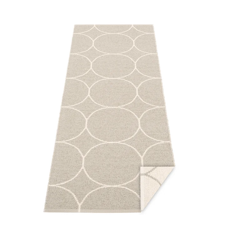 Tapis réversible Boo, 70 x 200 cm en lin / vanille par Pappelina 