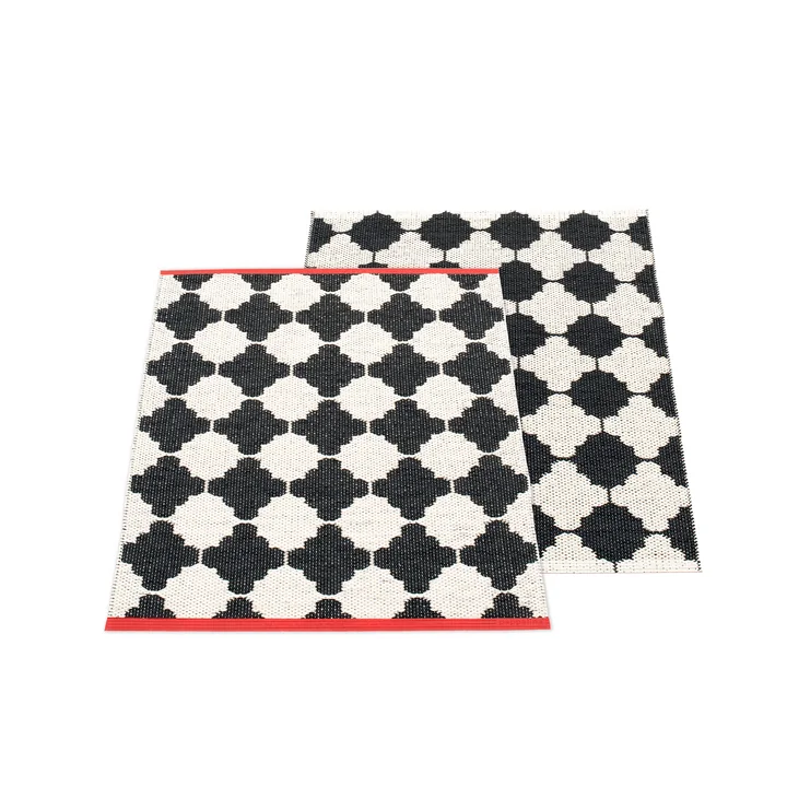 Tapis réversible Marre, 70 x 90 cm en noir / vanille par Pappelina 