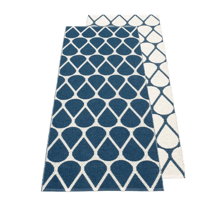 Tapis réversible Otis, 70 x 140 cm en bleu océan / vanille par Pappelina 