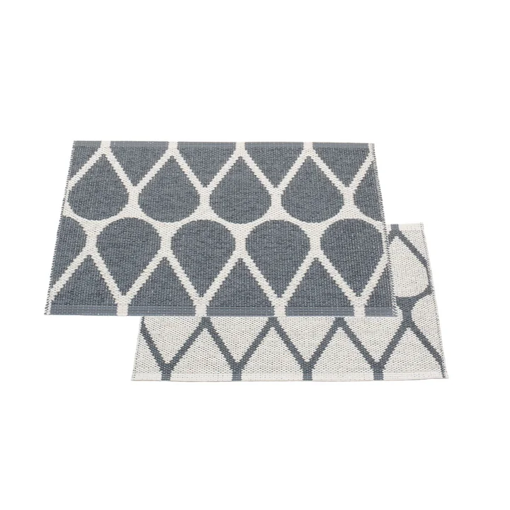 Tapis réversible Otis, 70 x 50 cm en granit / gris fossile par Pappelina 