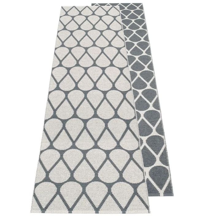 Tapis réversible Otis, 70 x 200 cm en granit / gris fossile par Pappelina 