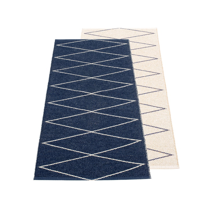 Max tapis réversible, 70 x 160 cm en bleu foncé / vanille par Pappelina