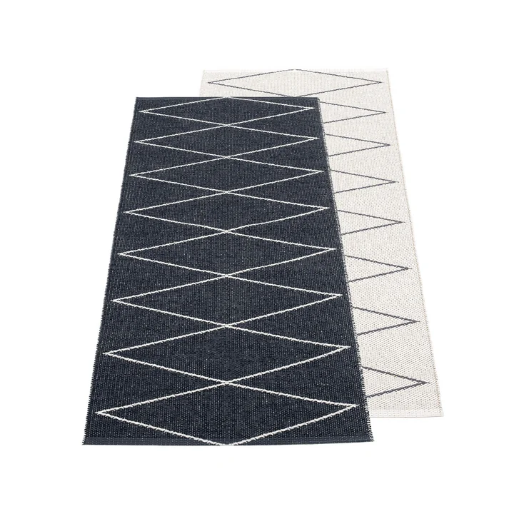 Max tapis réversible, 70 x 160 cm en noir / vanille par Pappelina