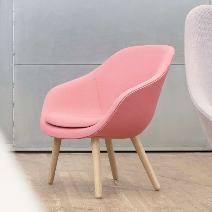 About A Lounge Chair AAL 82 de HAY