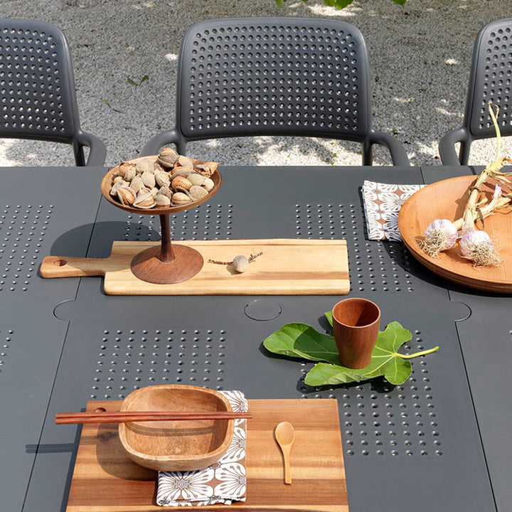 La table à rallonge Libeccio de Nardi recouverte de vaisselle