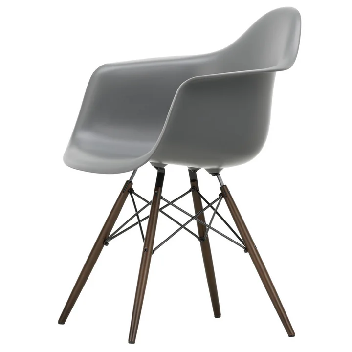 Eames Plastic Armchair DAW de Vitra en érable foncé / gris granit
