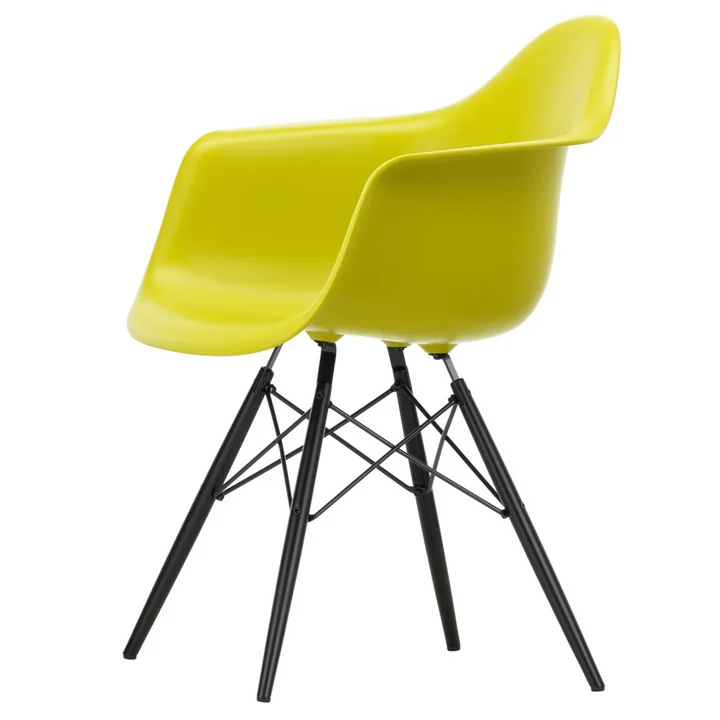 Eames Plastic Armchair DAW de Vitra en érable noir / moutarde