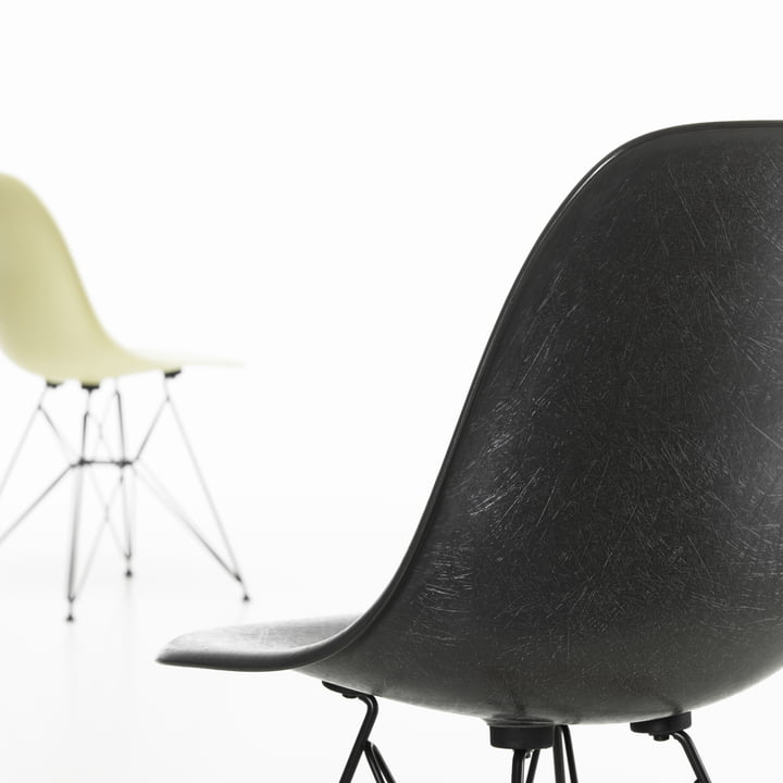 Fauteuil latéral Eames en fibre de verre DSR par Vitra