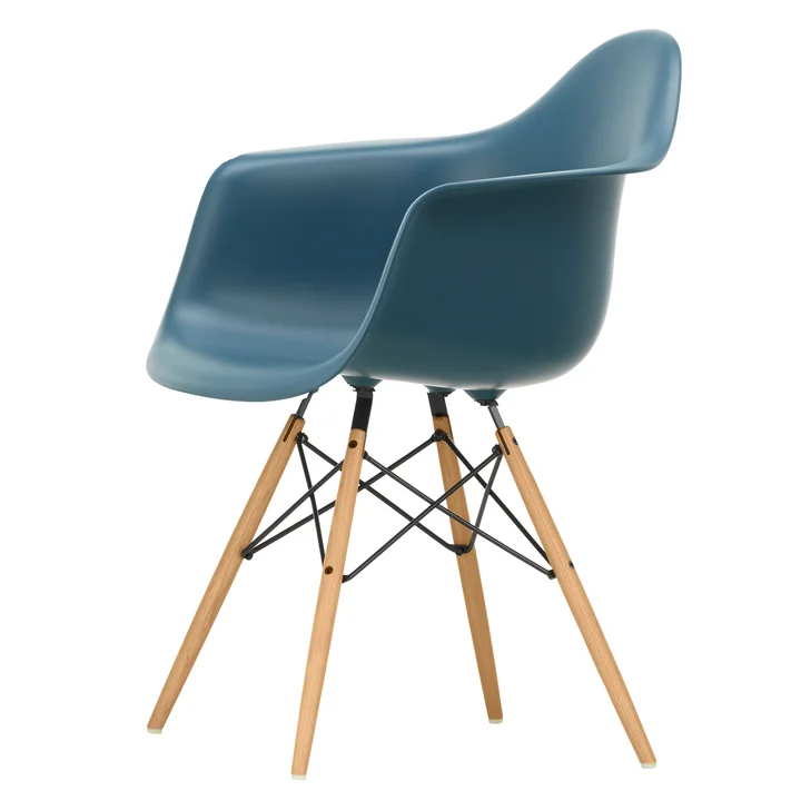 Eames Plastic Armchair DAW de Vitra en frêne couleur miel / bleu mer