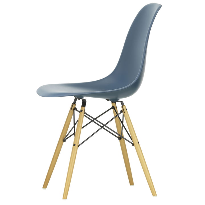 Chaise Eames Plastic Side Chair DSW by Vitra en érable jaunâtre / bleu marine