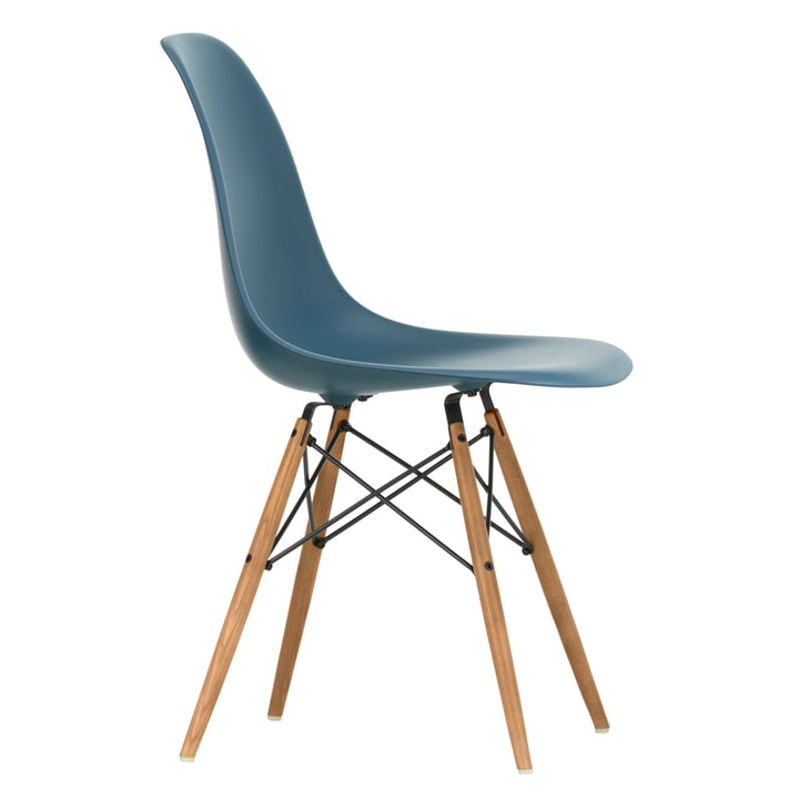 Chaise Eames Plastic Side Chair DSW by Vitra en frêne miel / bleu marine