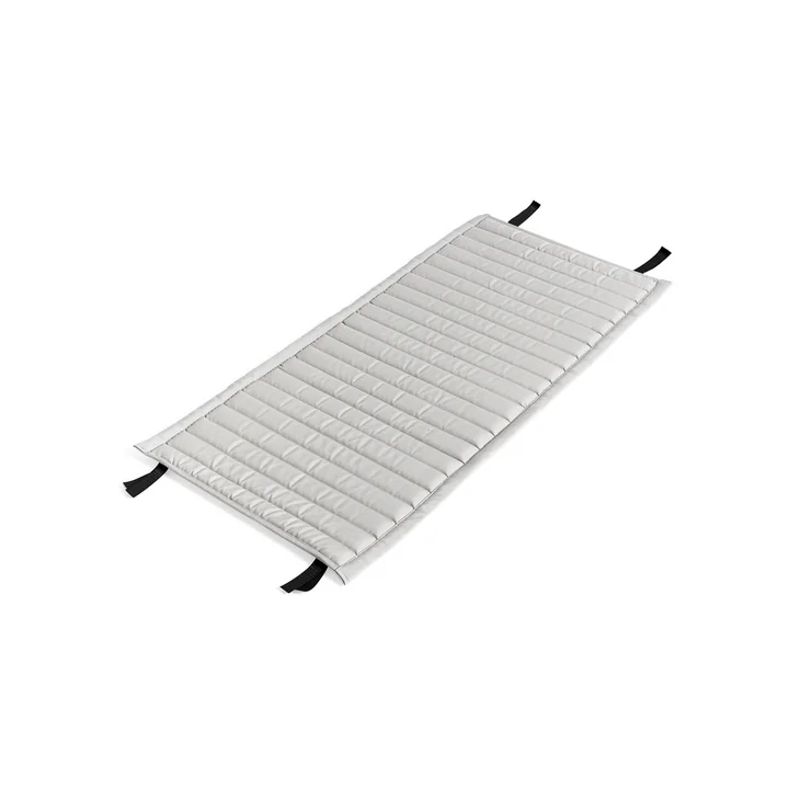 Palissade Quilted Cushion pour Dining Armchair de HAY en gris ciel