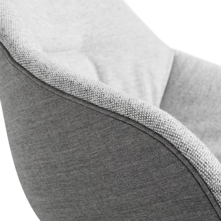 About A Chair AAC 123 Soft Duo Chêne laqué mat / rembourrage intérieur Hallingdal 116 de HAY