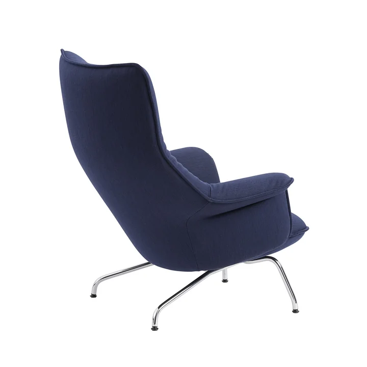 Doze Lounge Chair de Muuto avec piètement chromé / revêtement bleu foncé (Balder 782)