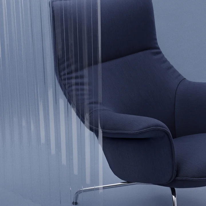 Doze Lounge Chair de Muuto avec piètement chromé / revêtement bleu foncé (Balder 782)