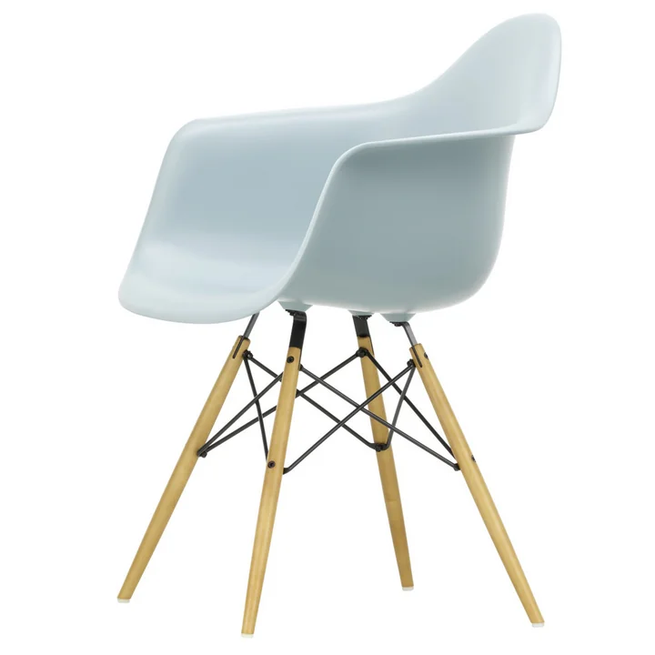 Eames Plastic Armchair DAW (H 41,5 cm) de Vitra en érable jaunâtre / gris glacé, patins en feutre basic dark