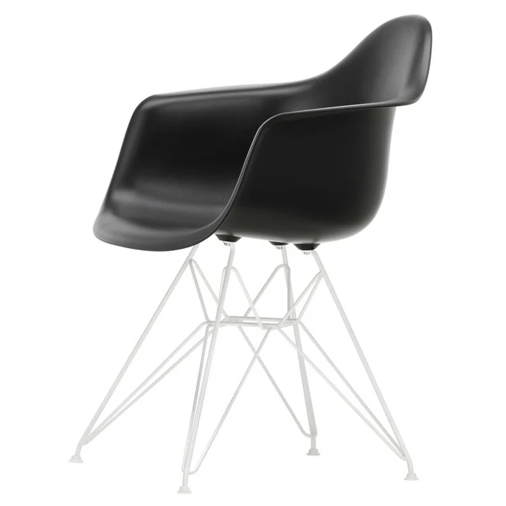 Eames Plastic Armchair DAR de Vitra en blanc / noir profond (patins en feutre blanc)