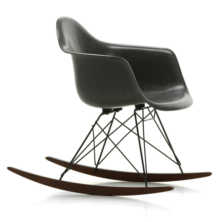 Eames Fiberglass Armchair RAR de Vitra in in maple dark / basic dark / Eames elephant hide-grey
