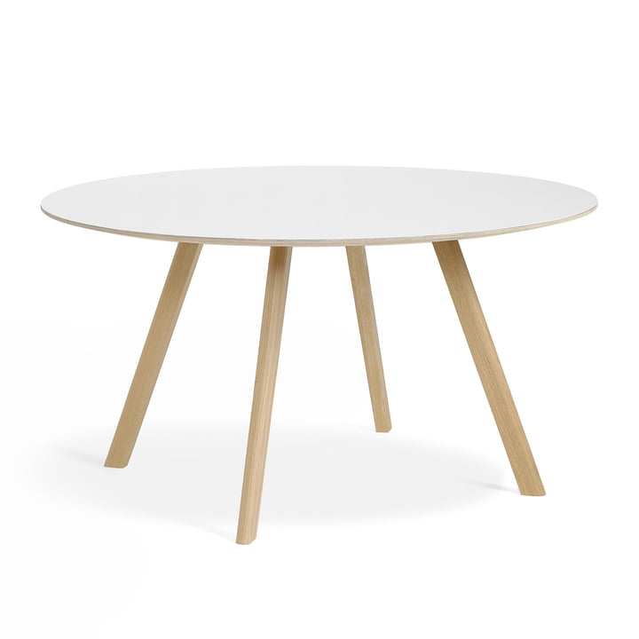La table Copenhague CPH25 de Hay avec un diamètre de 140 cm en chêne laqué mat / linoléum blanc